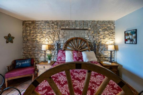 The Historic Leakey Inn